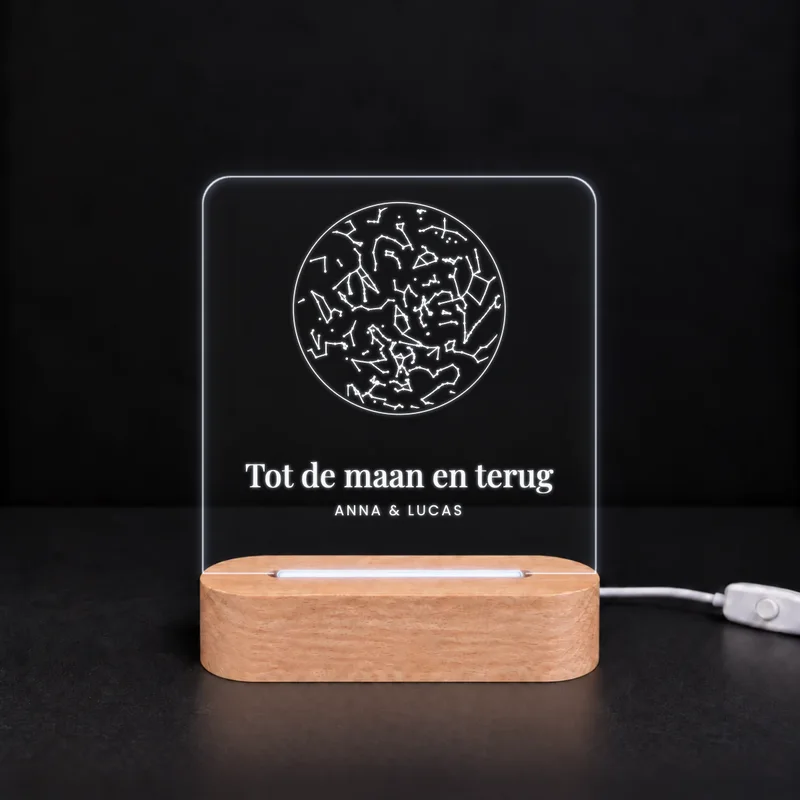 Tot de maan en terug als gegraveerd lampje